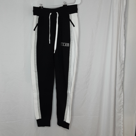 nike contrast stripe cuffed joggers in black